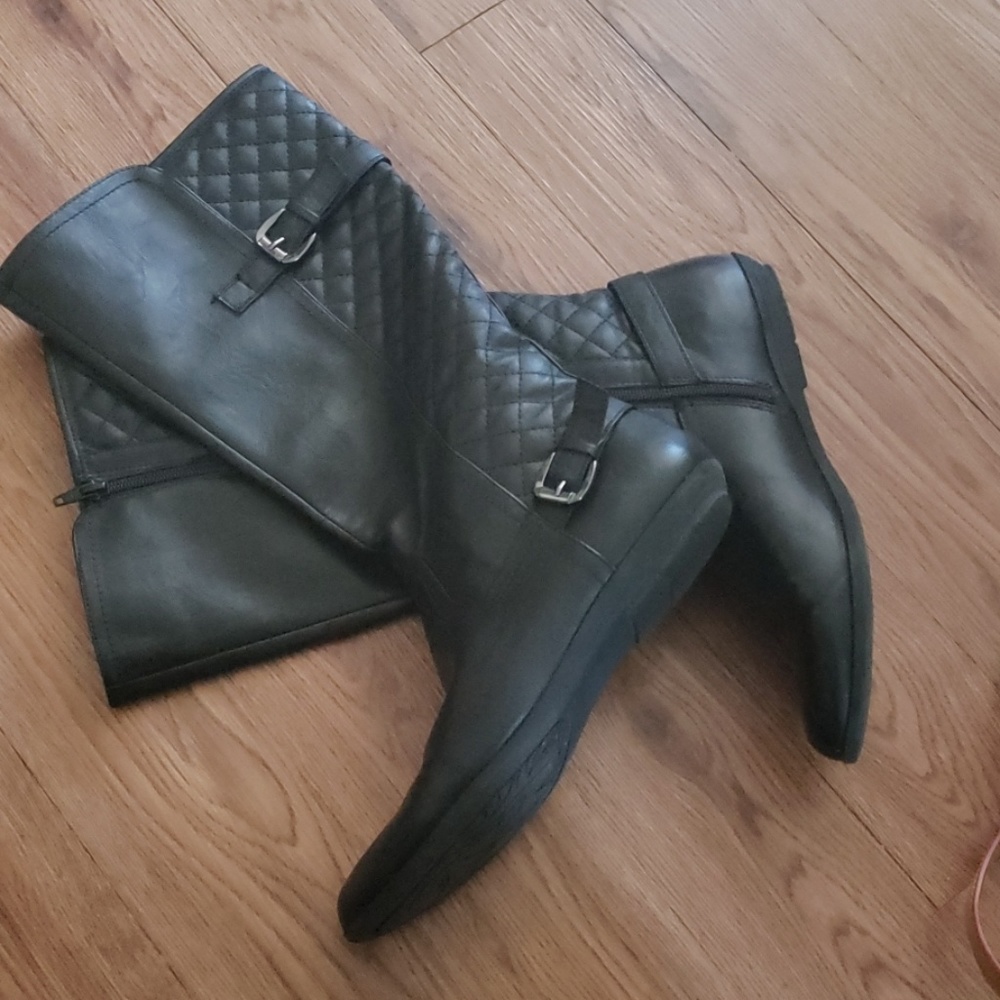 Boots - Picture 3 of 8